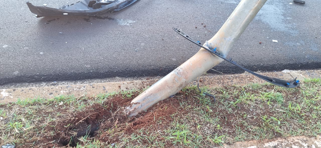 Foto 17 de 21 — Veículo de luxo se envolve em grave acidente na Via Expressa